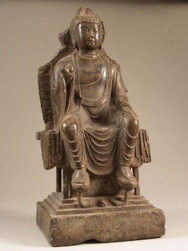 Plastiek van steen van Maitreya, Boeddha op rechthoekige zetel op een rechthoekige sokkel
